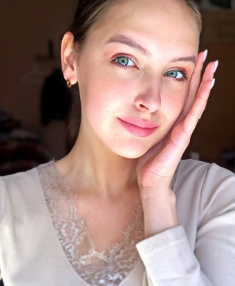 В Москве я ищу новые знакомства и яркие эмоции. Мои услуги - это настоящий рай для твоих фантазий. Умею создать атмосферу релакса, где ты забудешь о реальности. ✔️ Откровенные игры, массаж, стриптиз - всё это входит в мою программу. Также возможны эксперименты и ролевые игры. 😘 Мои клиенты утверждают, что каждая встреча со мной - это безудержное наслаждение и полное расслабление. Убедись в этом сам! Отзывы и фото можно найти на моей странице. Твоя незабываемая встреча ждет тебя, в Москве! ✨ 15114, 21 год